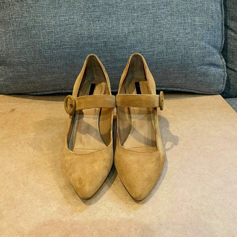 Tan Suede Tahari Block Heels. Size 8M